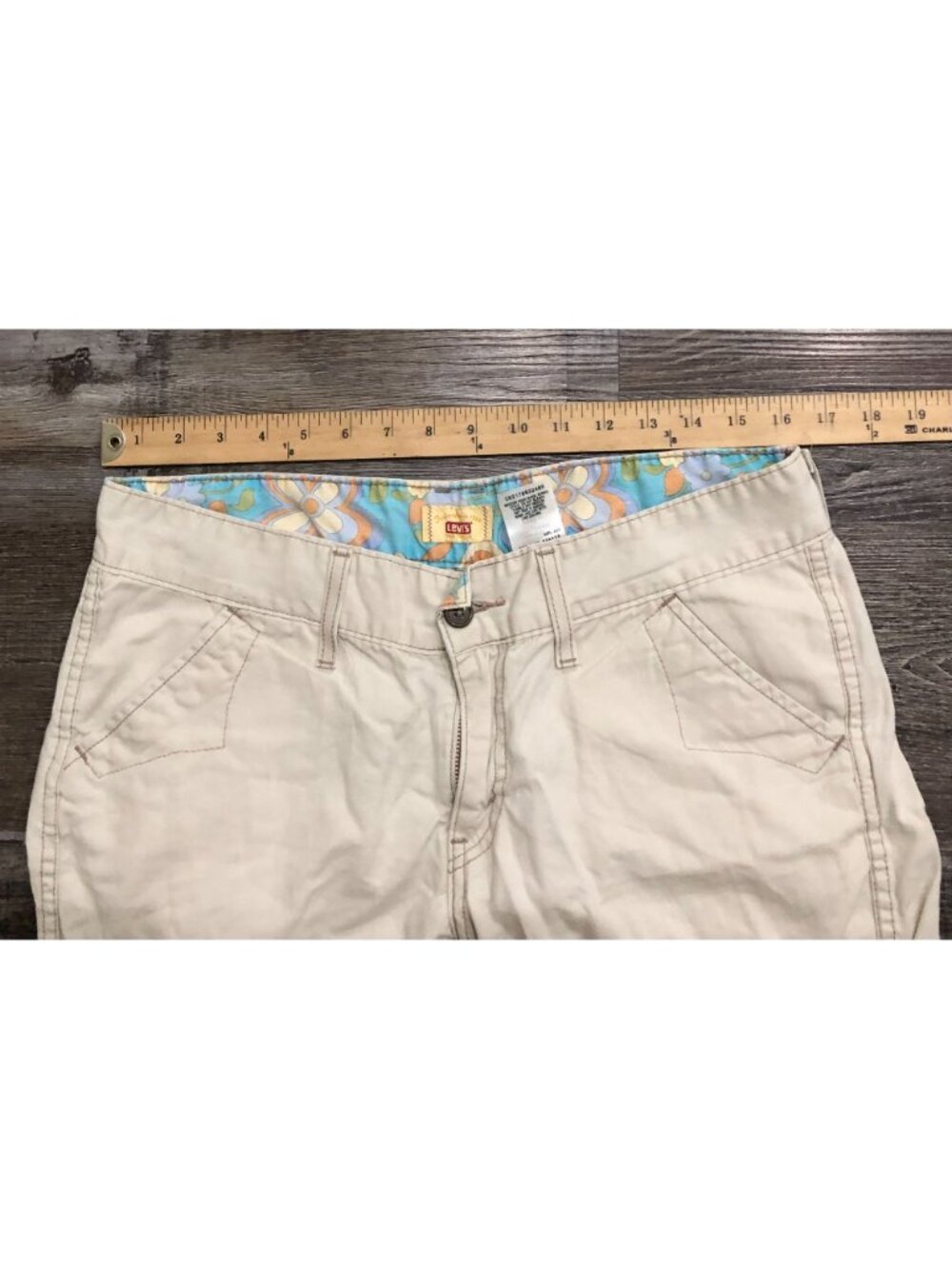 Levi's Womens Size 11 Stone Khaki Cargo Shorts - Picture 4 of 6